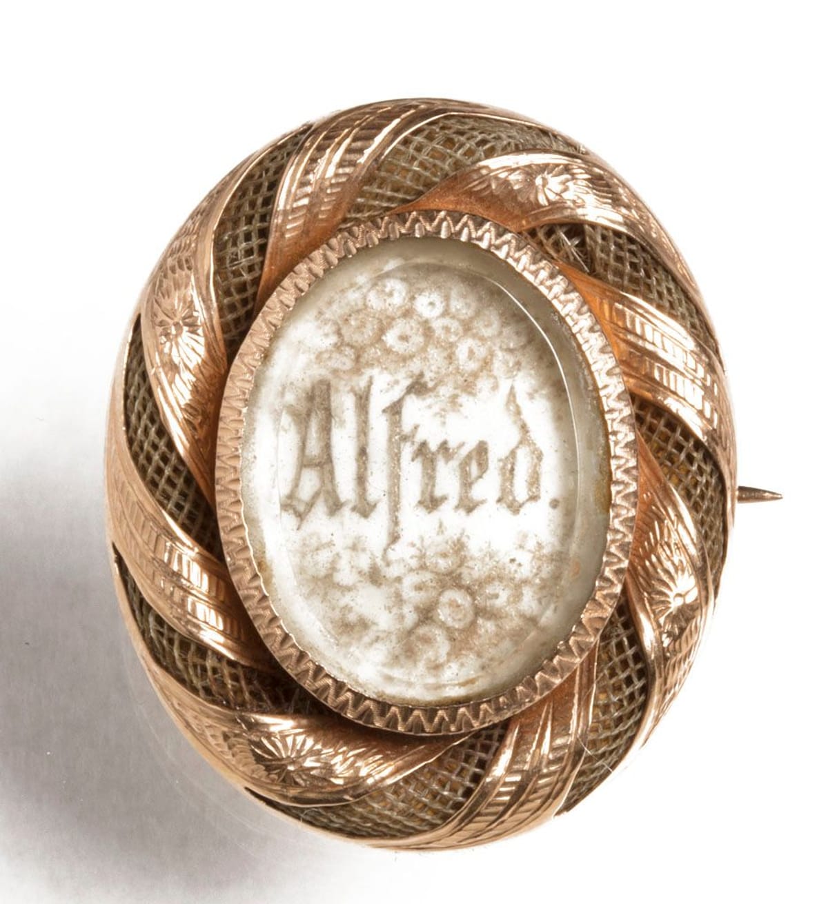 © Museum Appenzell_Gläsli-Brosche-mit-Haarstaub und geflochtenem Haar_um_1880