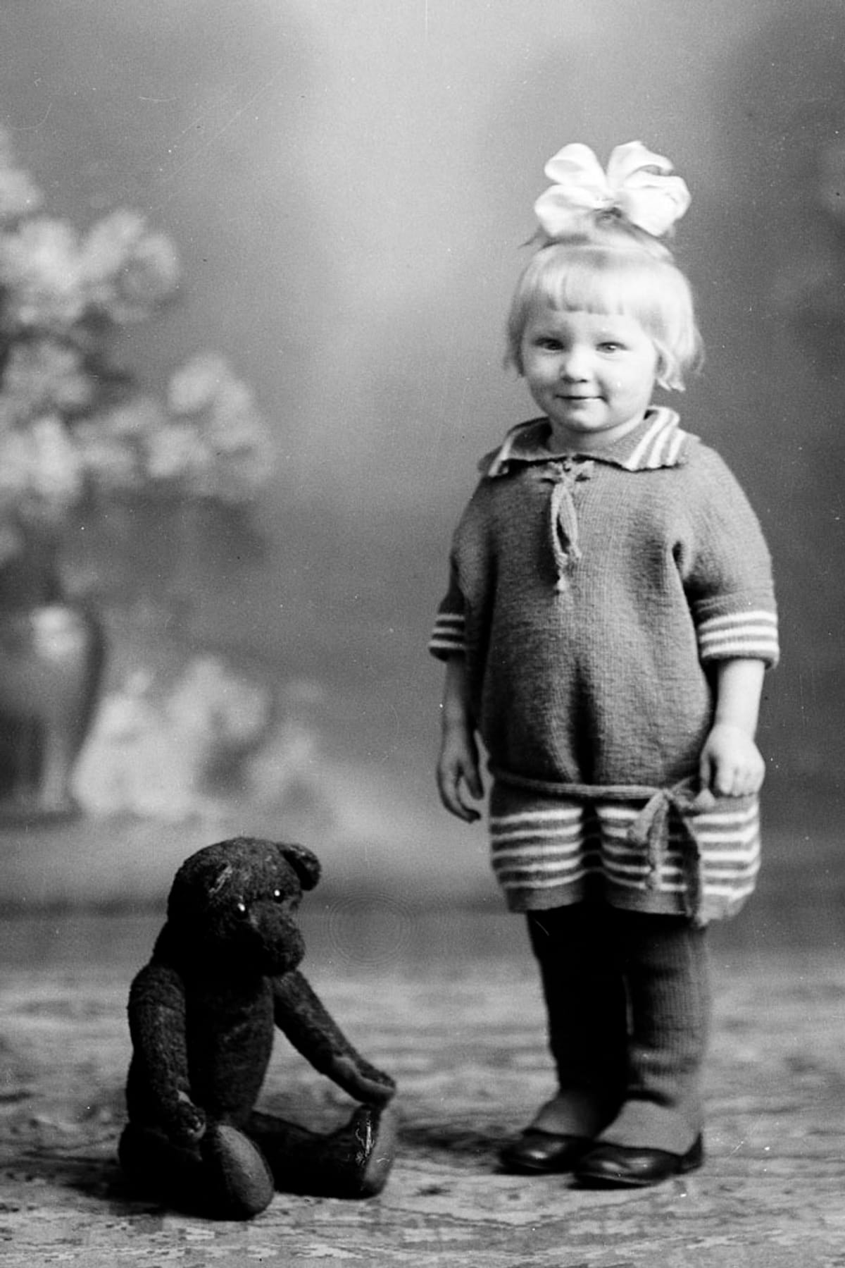 © Museum Appenzell_Mädchen in Gestricktem_Foto Egon Müller um 1920