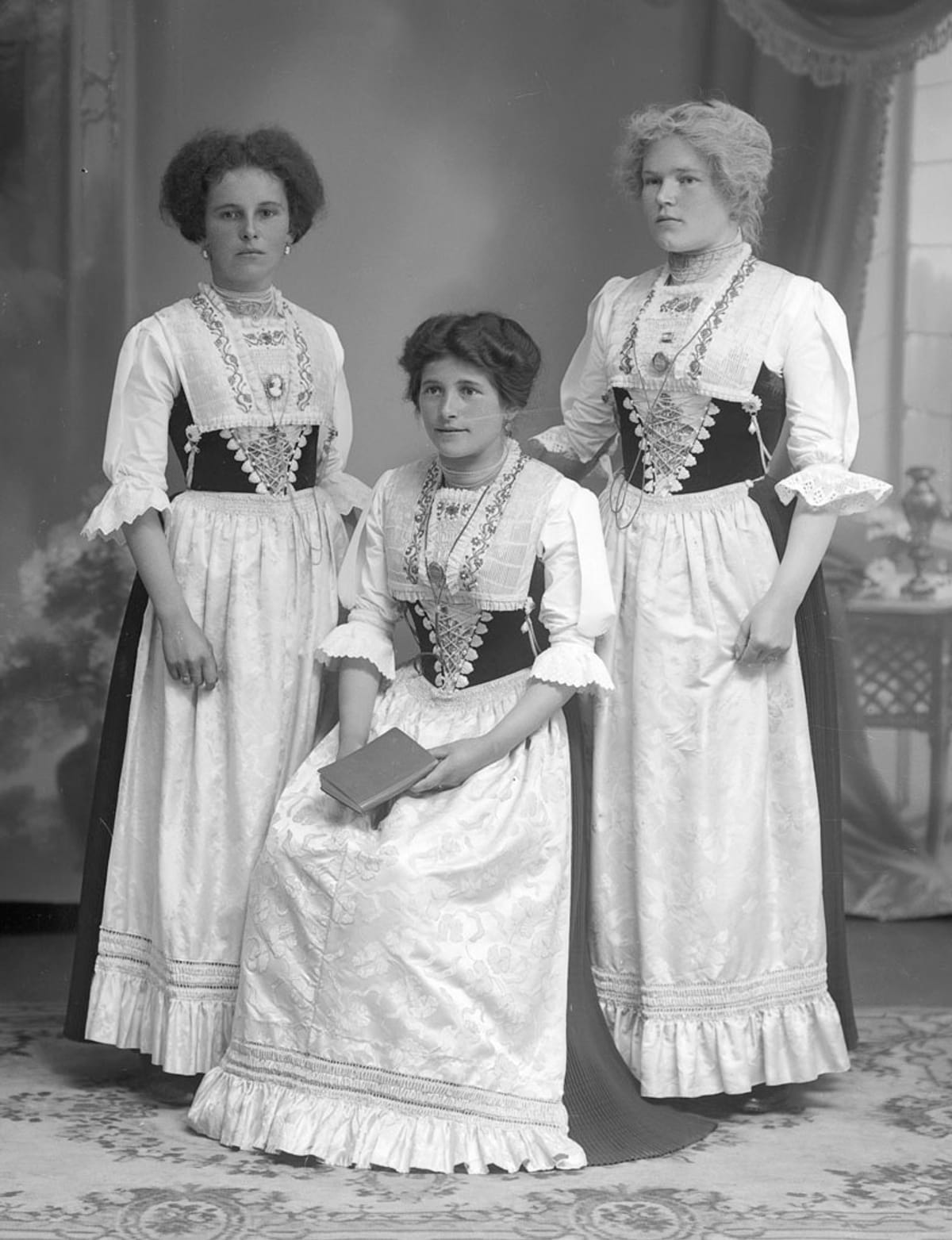 © Museum Apppenzell_Innerrhoderinnen in Barärmeltracht_Foto Jakob Müller um 1910