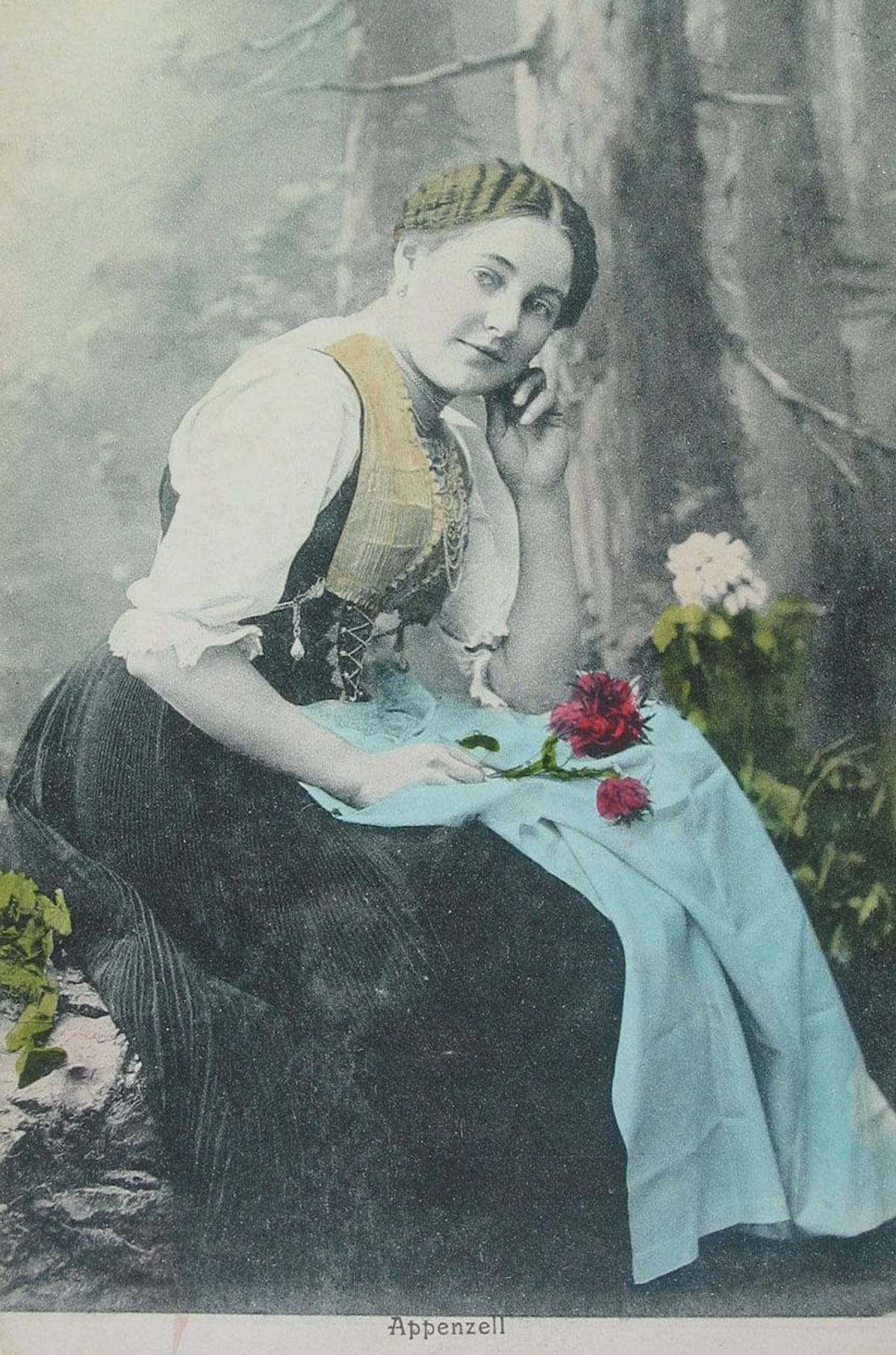 © Museum-Appenzell-Frau-in-Barärmeltracht-um-1900