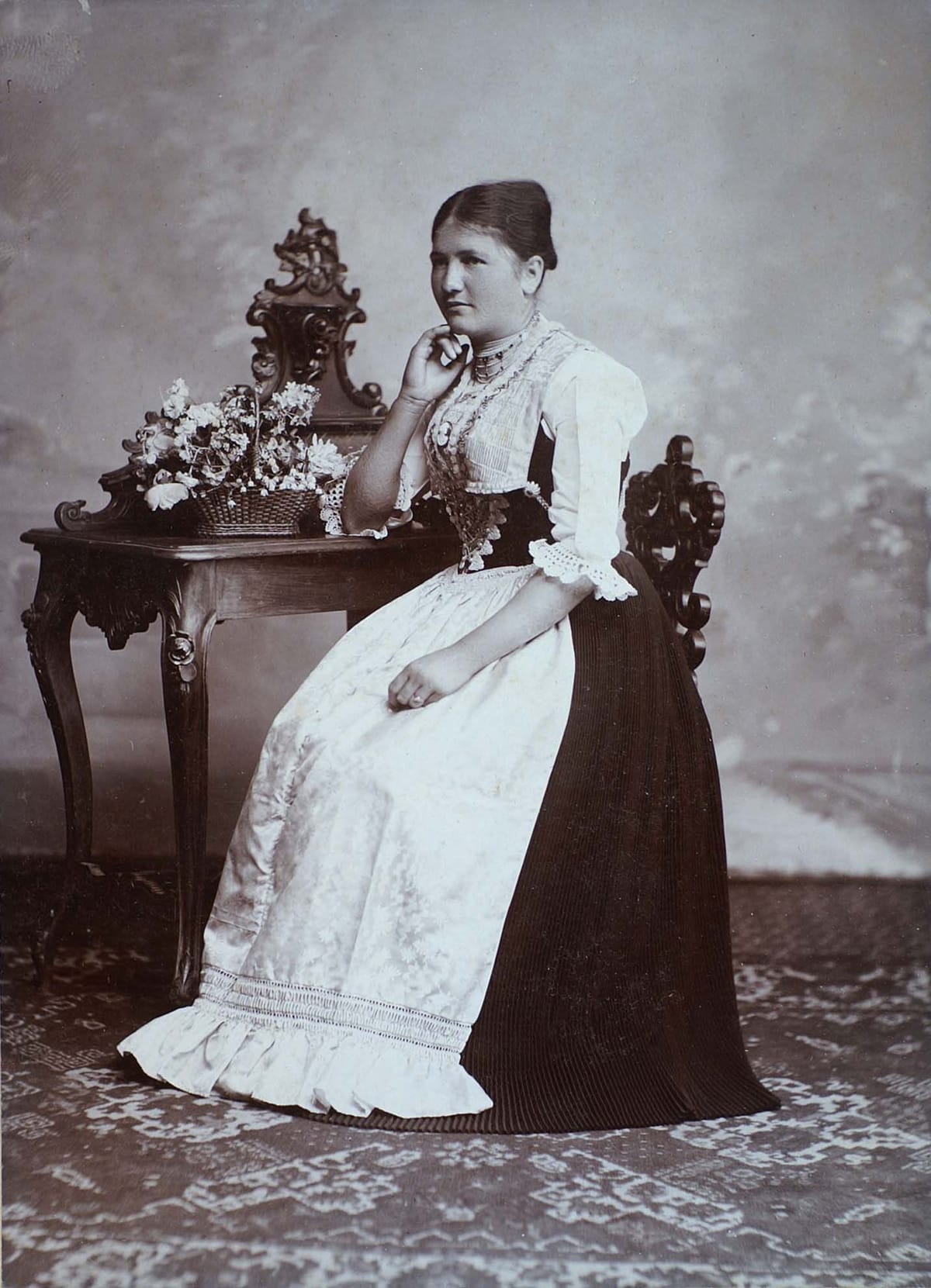 © Museum-Appenzell-Frau-in-Barärmeltracht-um-1910-Fotograf-Müller-und-Sohn-Appenzell-um1910