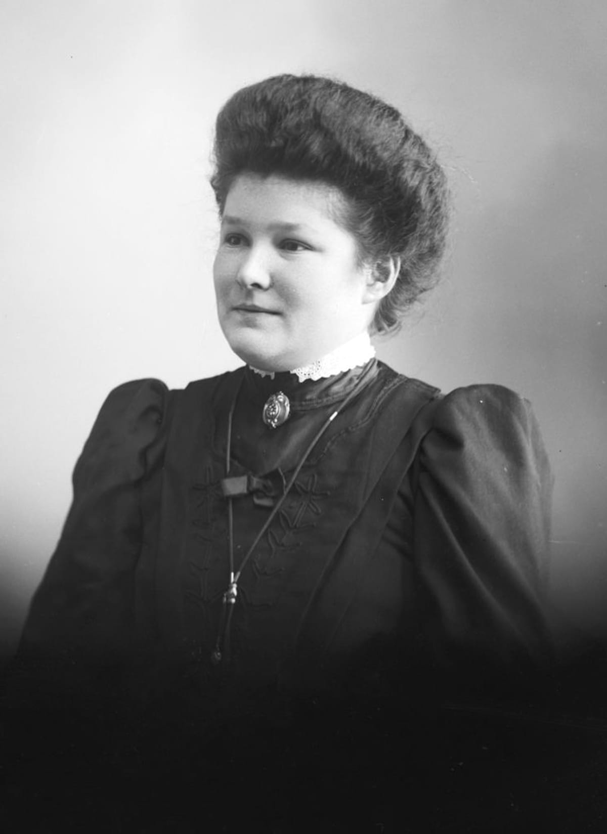 © Museum Appenzell_Appenzellerin mit Halskette aus Haar_Foto_Jakob Müller_um_1900