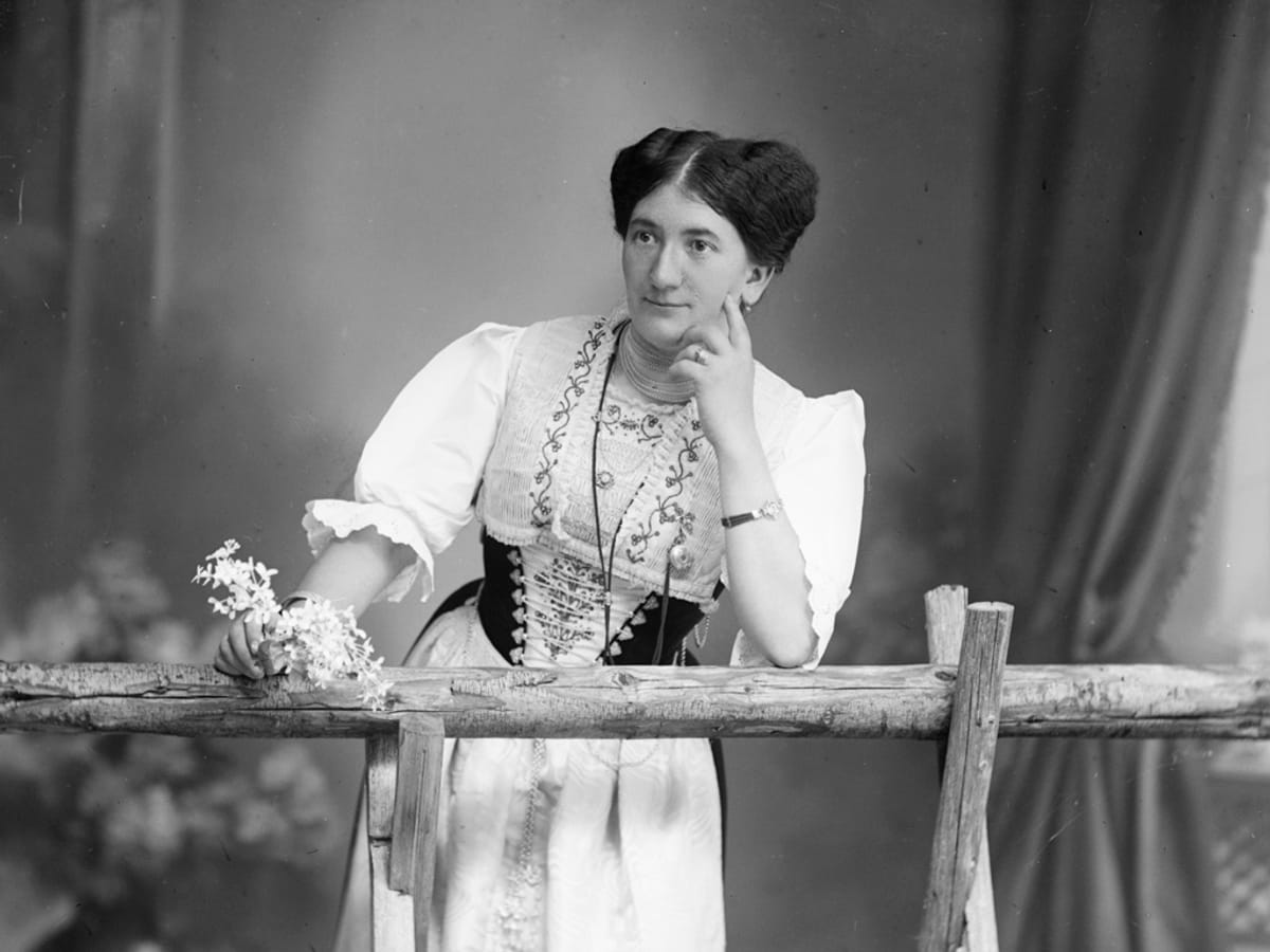 © Museum Appenzell_Frau-in-Tracht-mit-Armband und Uhrkette-aus-Haar-Foto-Jakob-Müller_um-1900
