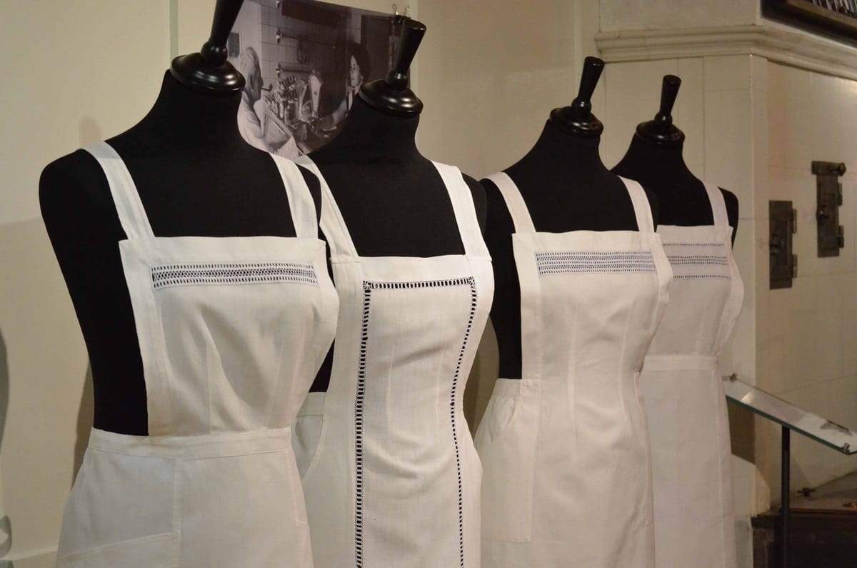 © Museum-Appenzell-Blick-in-die-Ausstellung-Sonntagsschürzen-mit-Hohlsäumen