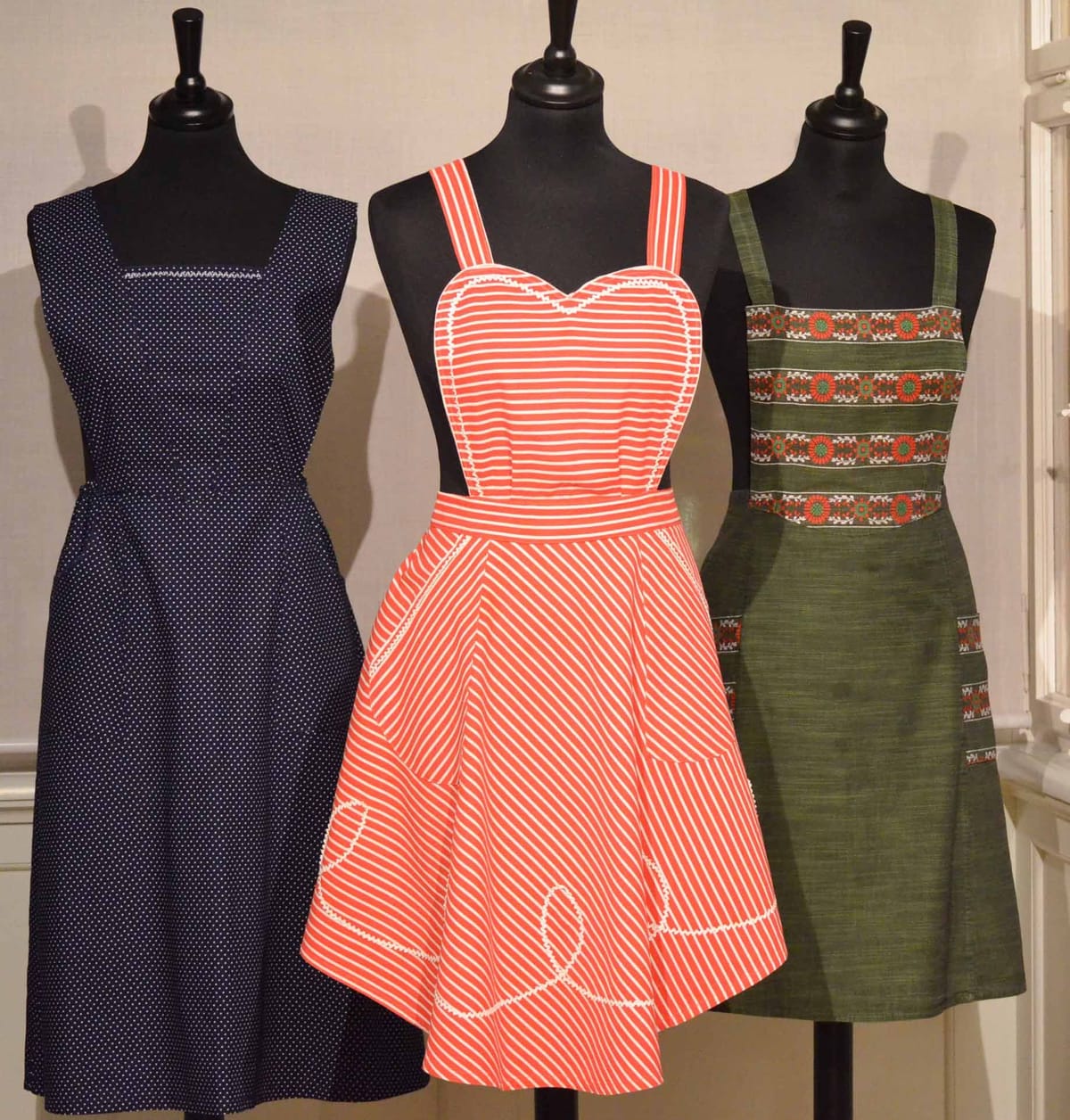 © Museum Appenzell-Blick-in-die-Ausstellung-farbige-Alltagsschürzen