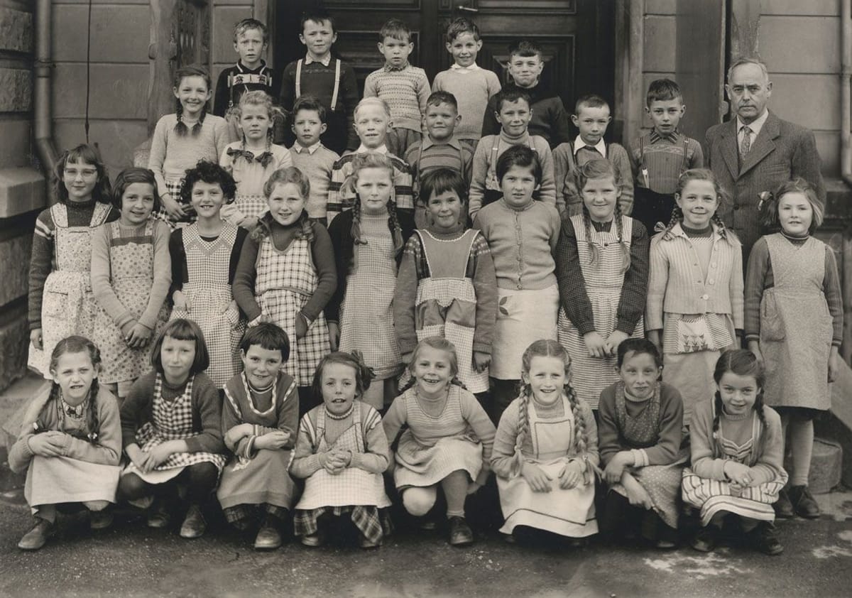 © Museum-Appenzell-Klassenfoto-Mädchen-in-Schürzen-1958