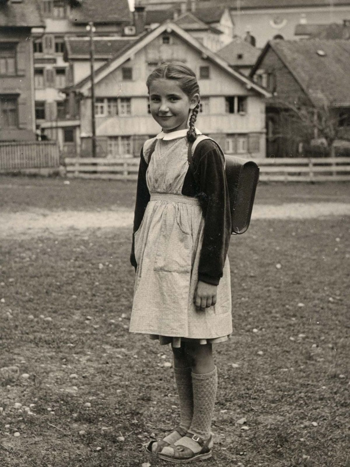 © Museum-Appenzell-Mädchen-mit-karierter-Schürze-Ende 1950