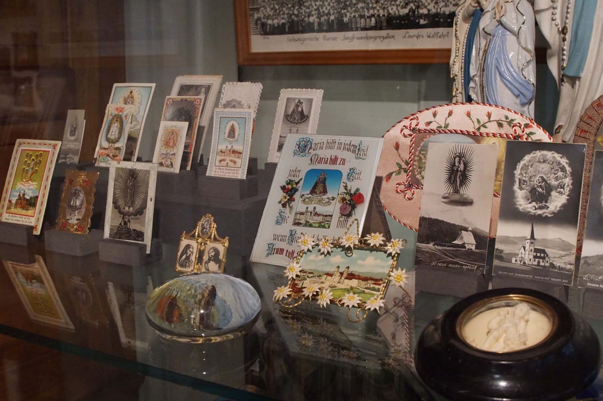 © Museum-Appenzell-Blick-in-die-Ausstellung-Wallfahrtsandenken