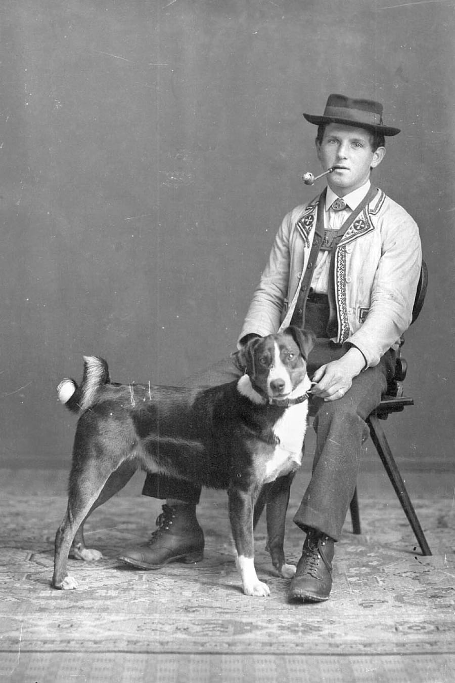 Copyright_Museum-Appenzell-Mann-mit-Sennenhund-Egon-Müller-um 1920