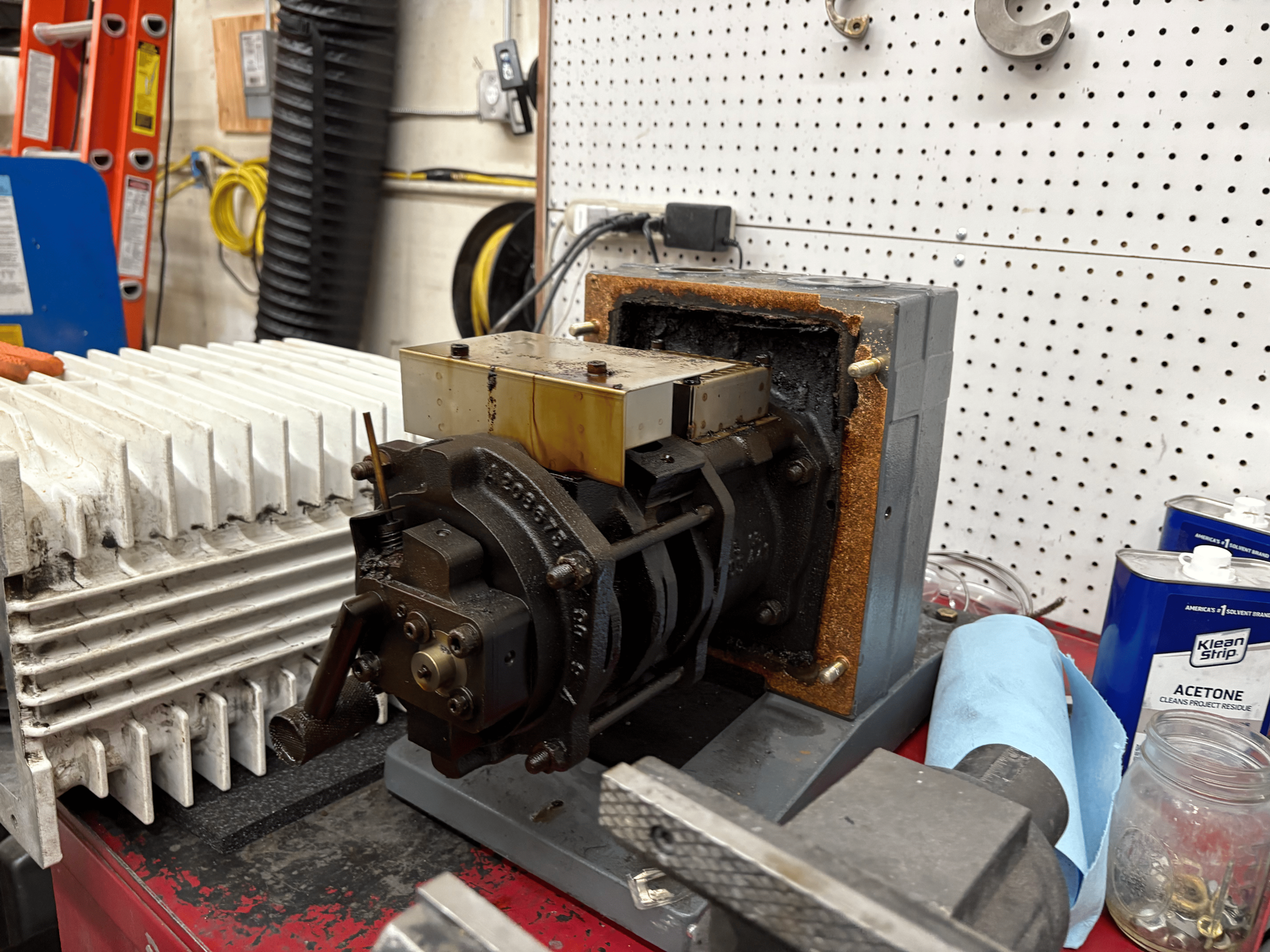How to Change Vacuum Pump Oil the Right Way Background