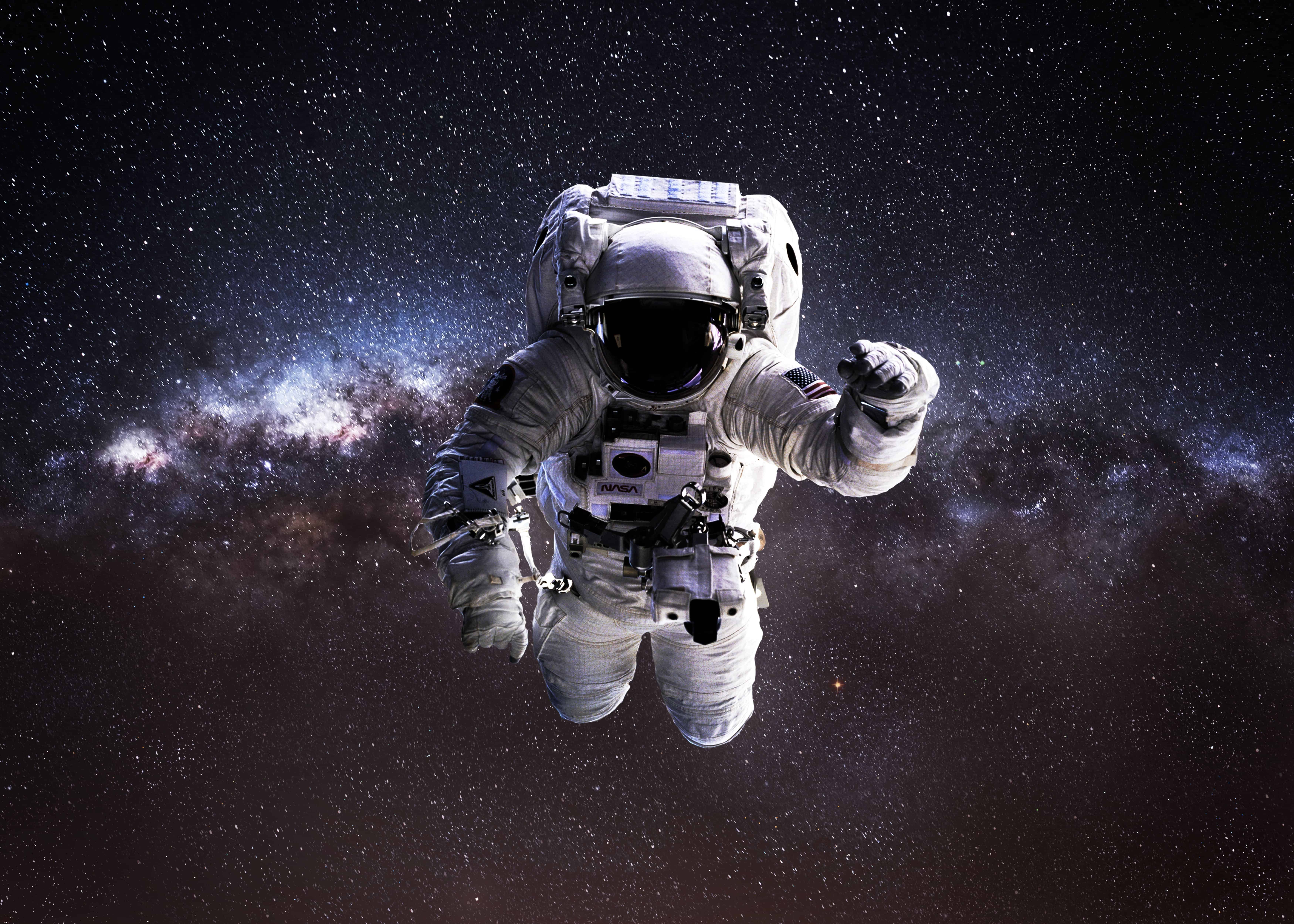 Космонавт в космосе 2024