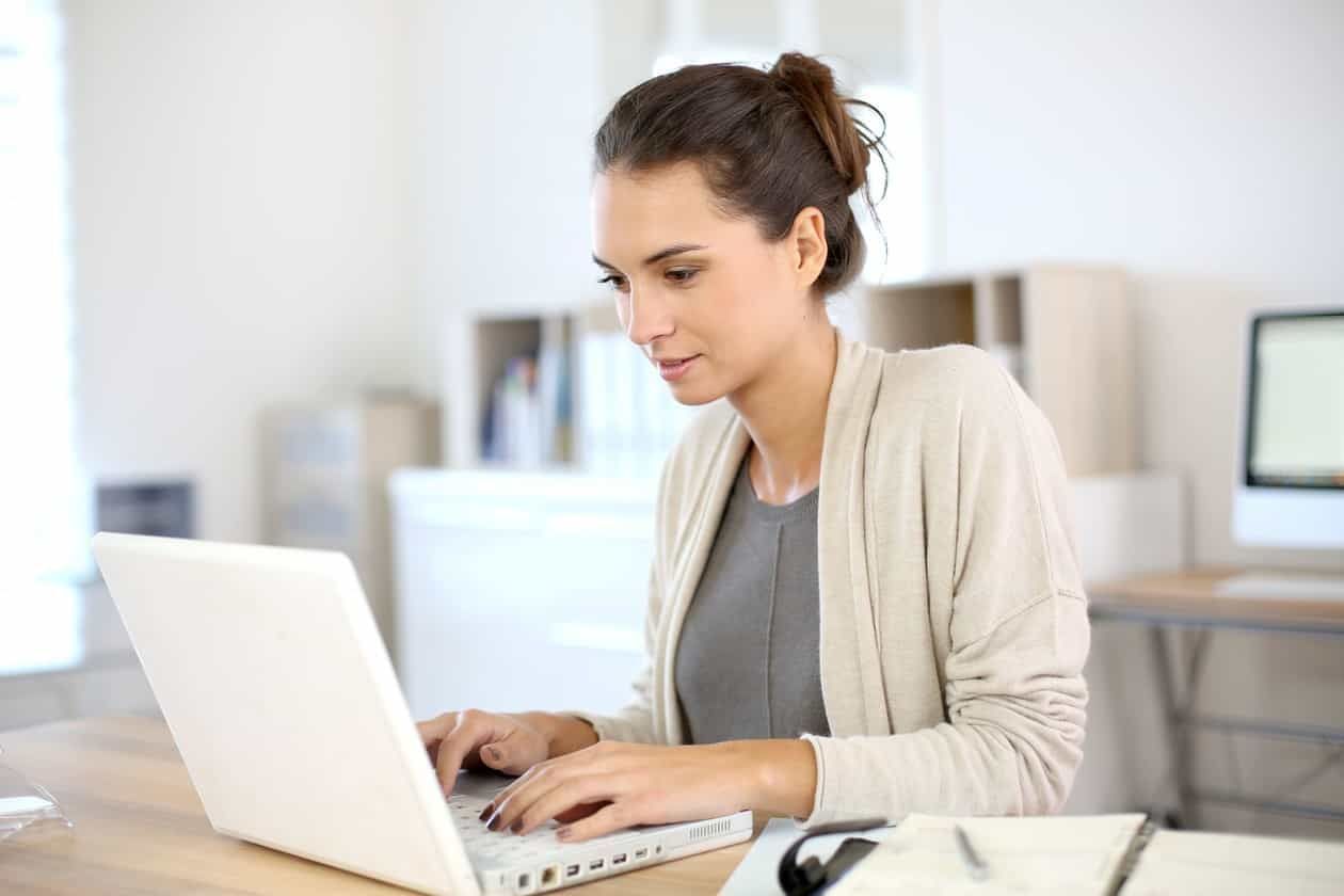 mulher usando computador