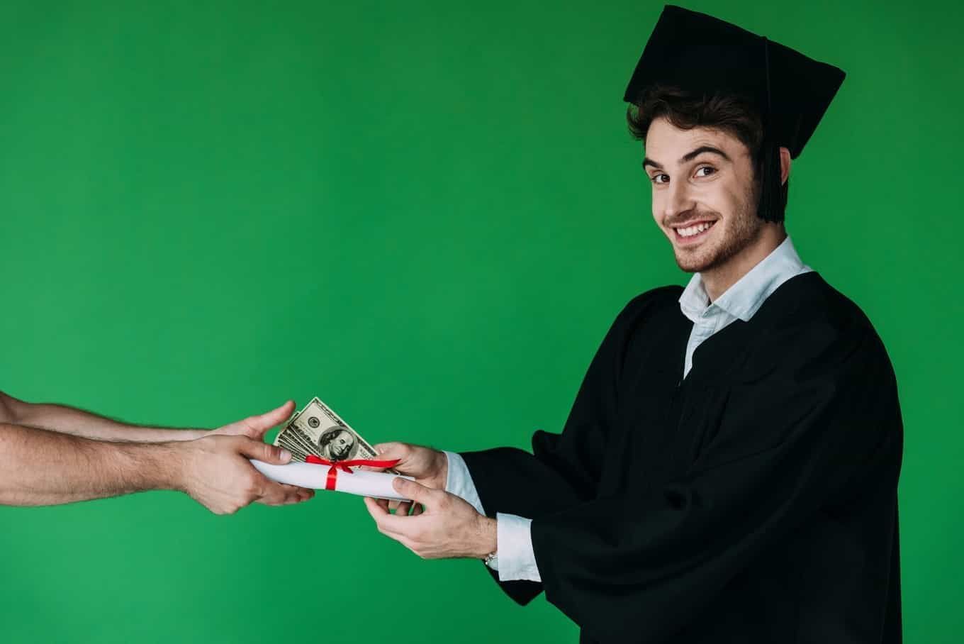 estudante com diploma e dinheiro nas mãos