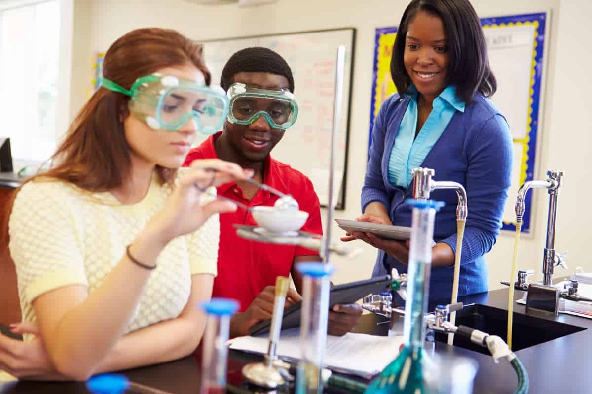 Jovens fazendo um experimento químico na escola; entenda o que é Ciências da Natureza e suas tecnologias