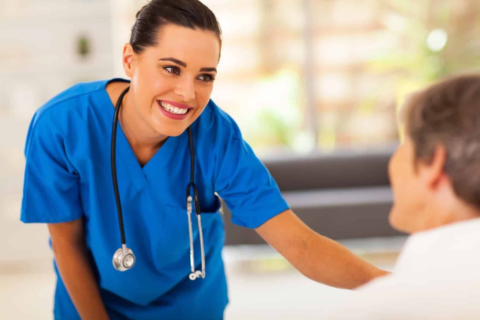 Imagem de enfermeira atendendo a paciente ilustrando o tema Qual Área da Enfermagem Tem Mais Emprego