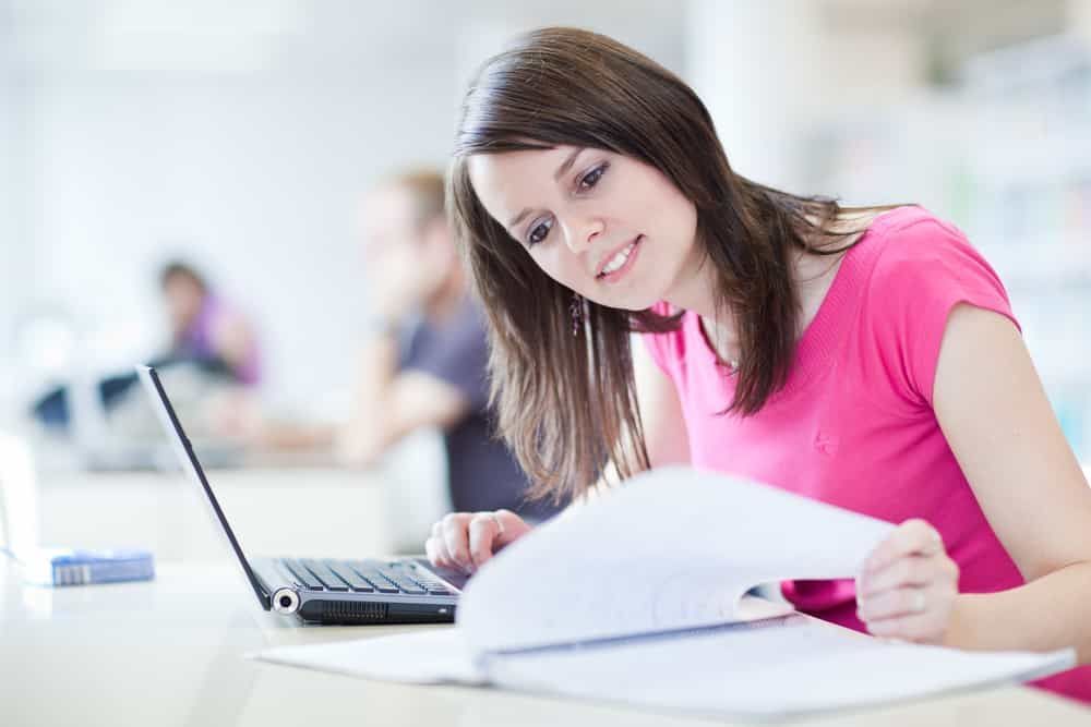 mulher estudando pós-graduação ead computador