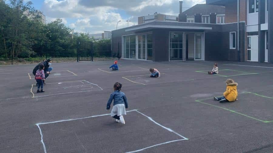 Reabertura das escolas na França utiliza giz no chão para determinar distância entre as crianças.