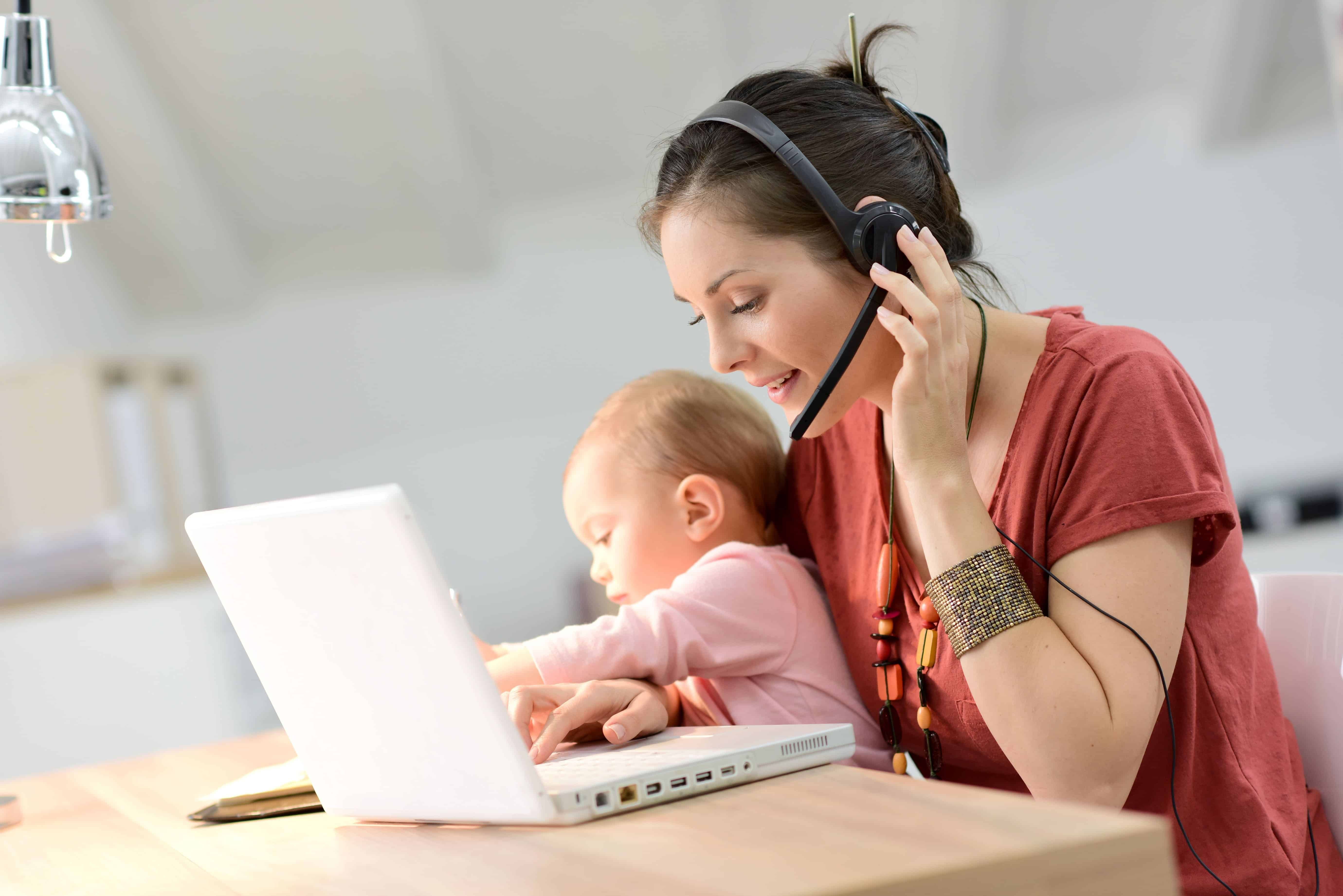 Научиться быть мамой. Женщина с ребенком за компьютером. Мама с ребенком у компьютера. Мама в декрете. Женщина с ребенком и ноутбуком.