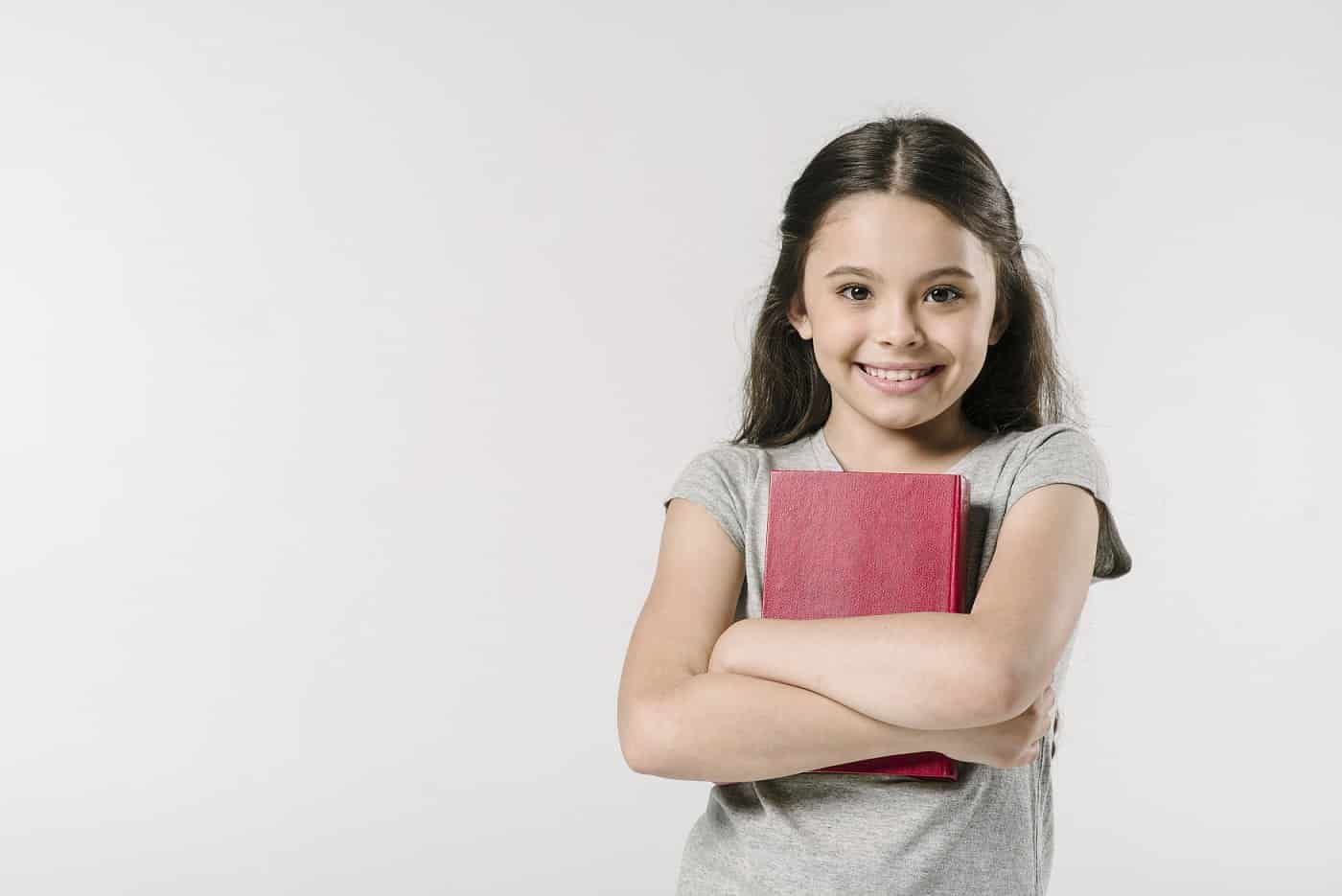 Garota segurando livro na mão.