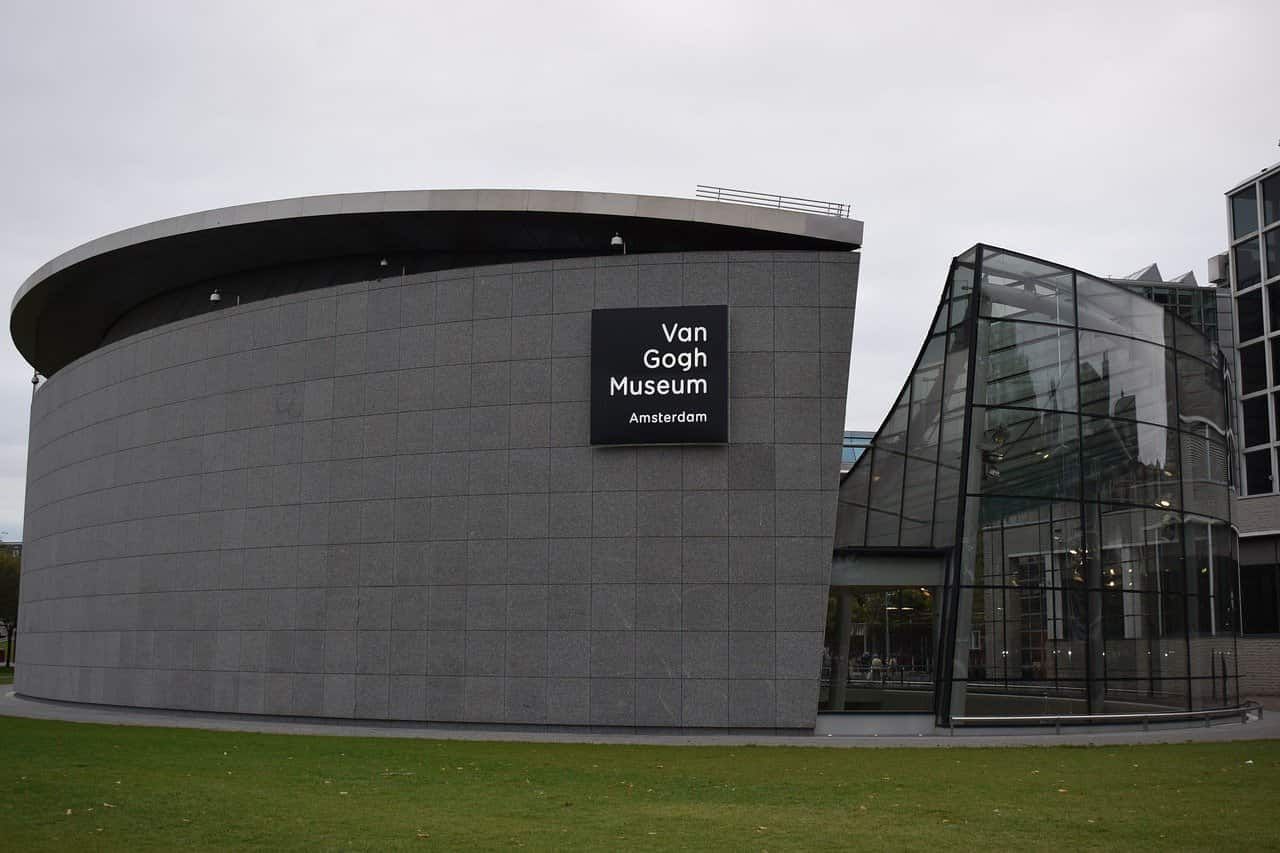 Museu virtual de Van Gogh, fornece tour virtual gratuito. São mais de 200 quadros, 500 desenhos e 750 cartas pessoais do artista holandês.