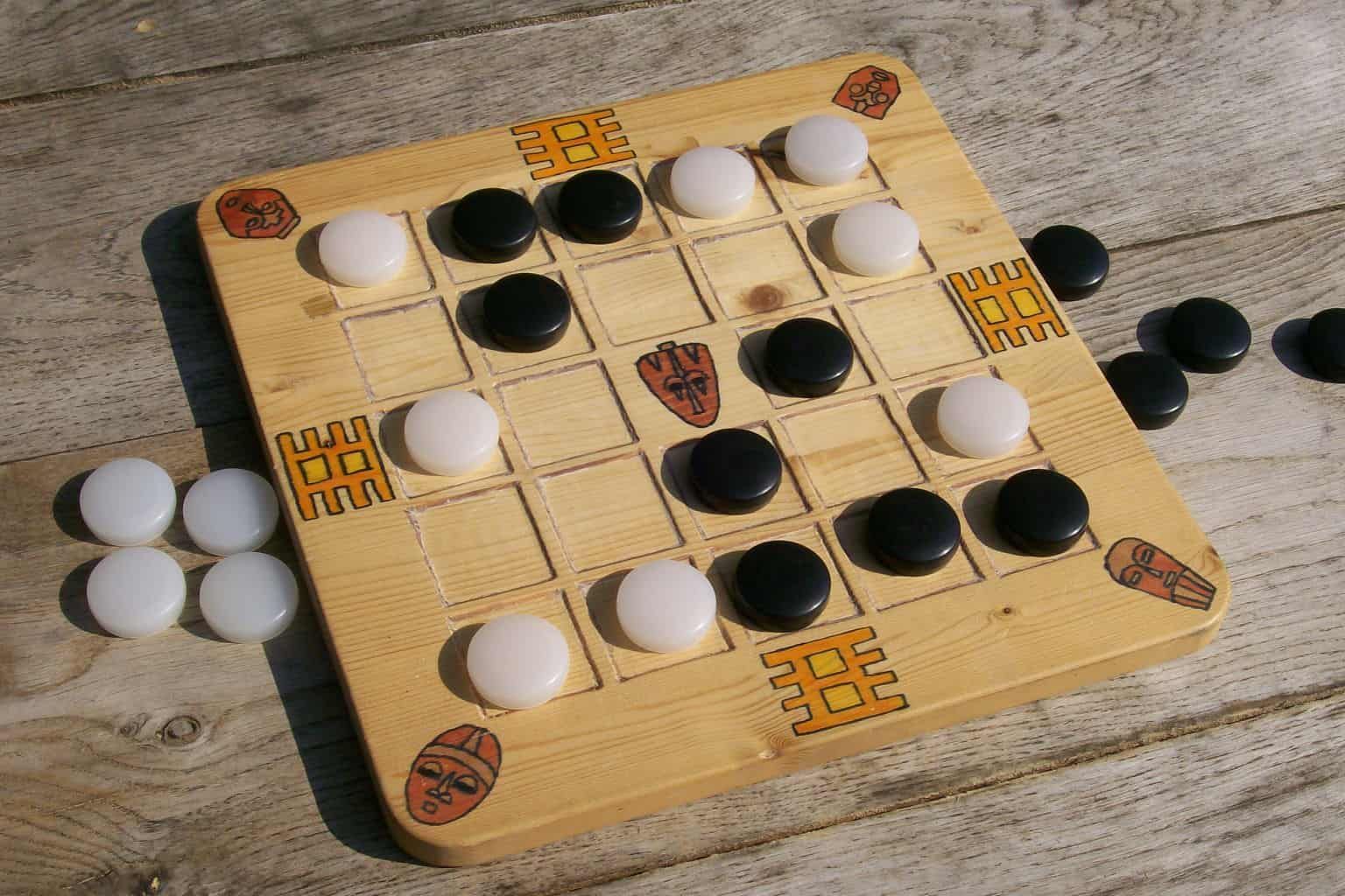 Jogos africanos de tabuleiro, como o Seega, podem ser utilizados na disciplina de matemática para trabalhar o raciocínio lógico, por exemplo.