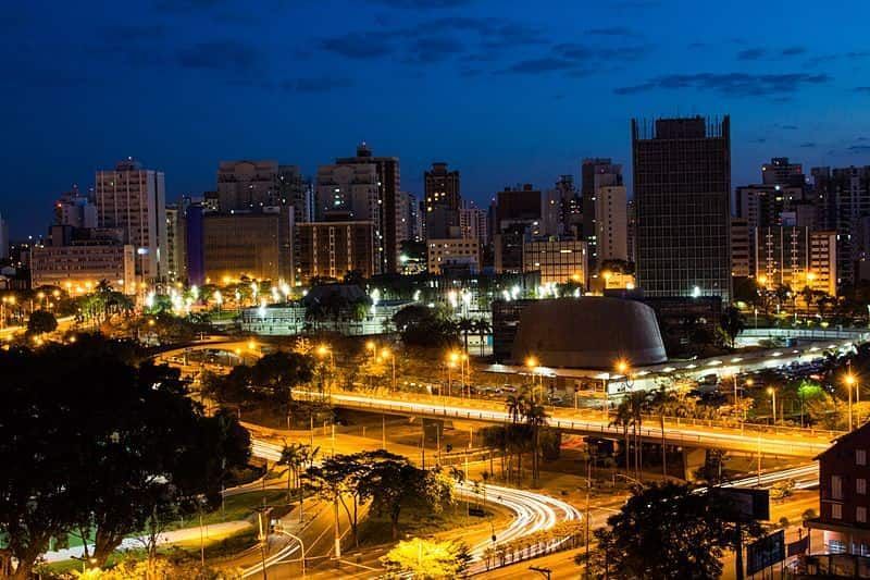 Foto mostra a Vista do Paço Municipal de Santo André à noite, um dos pontos turísticos da cidade visitado também por estudantes da região.