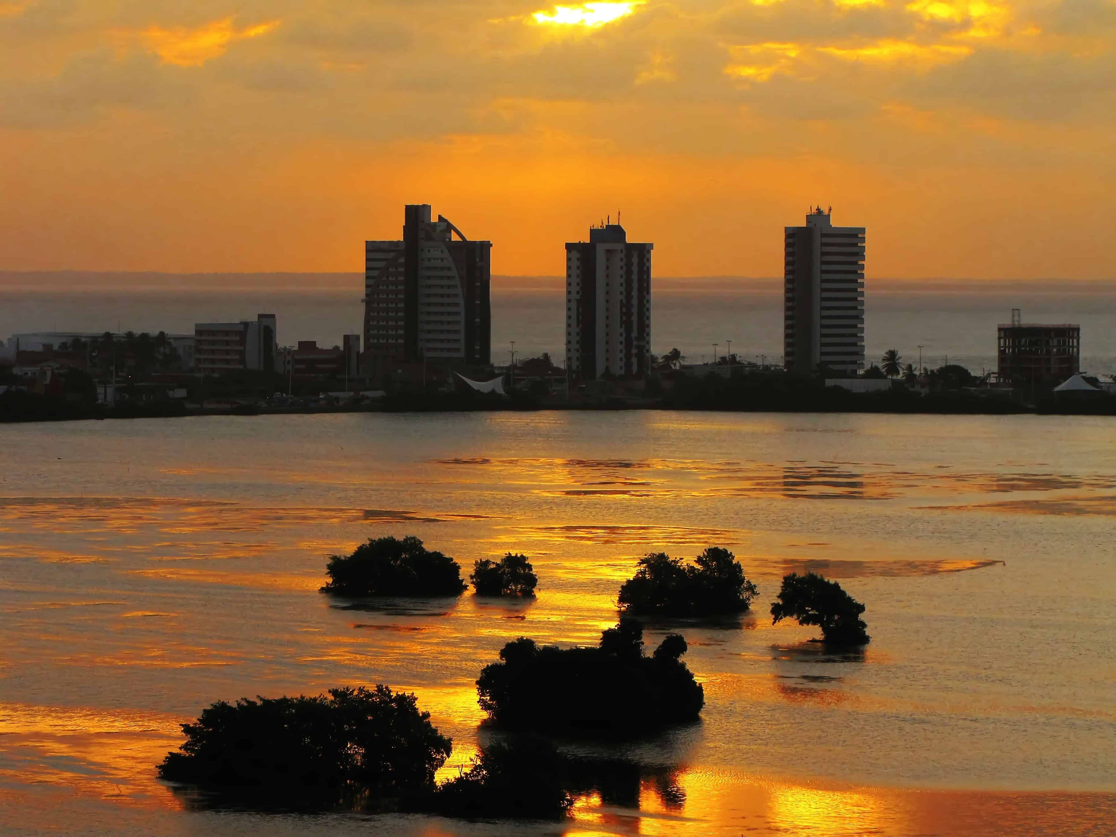 Vista do pôr-do-sol da Lagoa da Jensen, em São Luís no Maranhão.