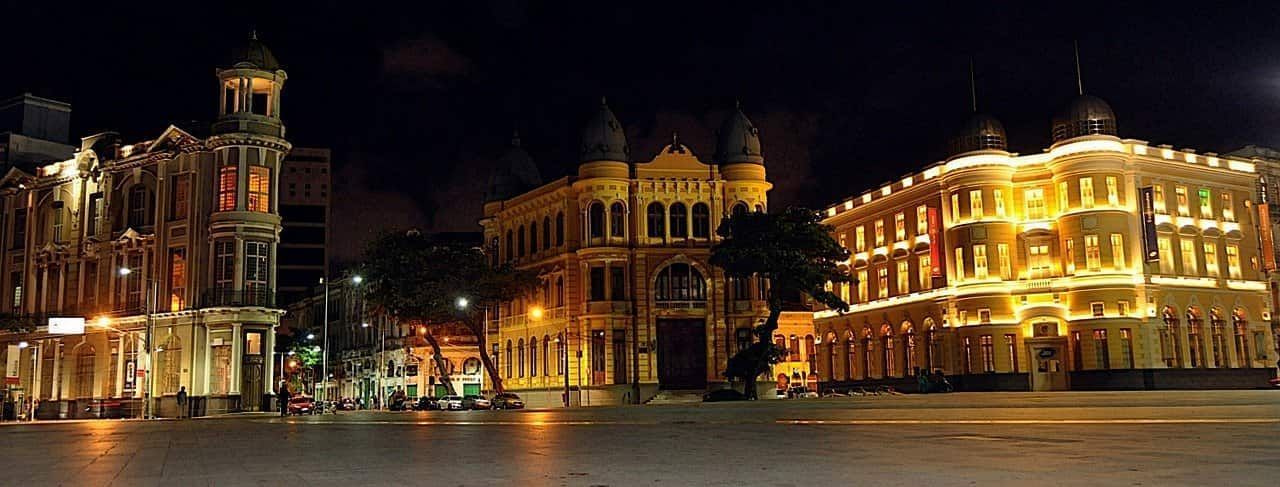 Visão noturna da Praça Rio Branco, conhecida também como Marco Zero. O ponto turístico é visita obrigatória das escolas de Recife.