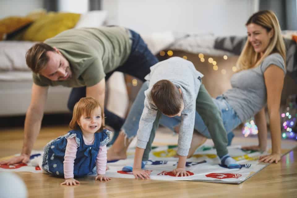 Veja ideias de brincadeiras para fazer dentro de casa