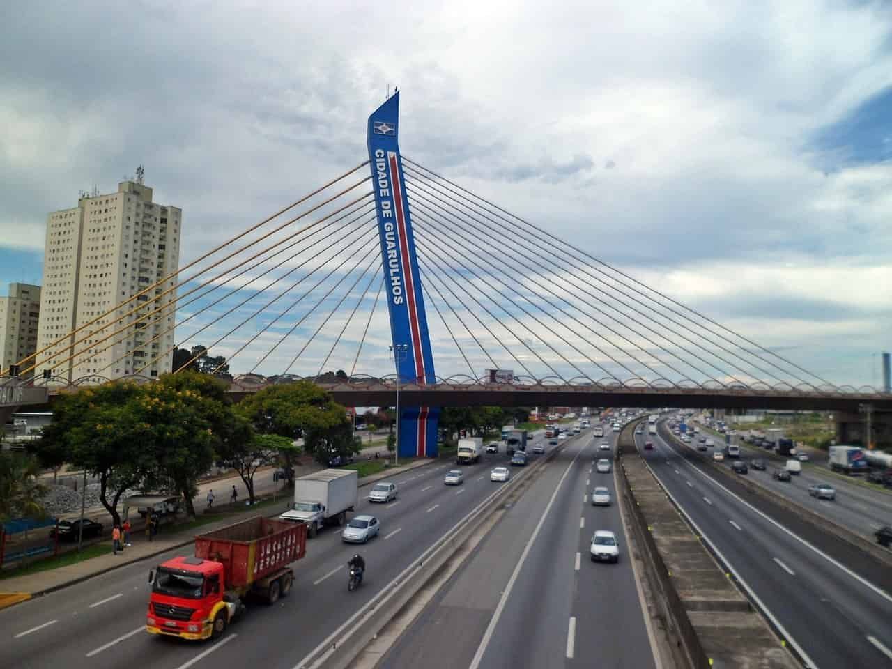 Vista da ponte estaiada, localizada na entrada de Guarulhos. A cidade hoje, possui diversas escolas, desde o ensino infantil até o ensino médio.