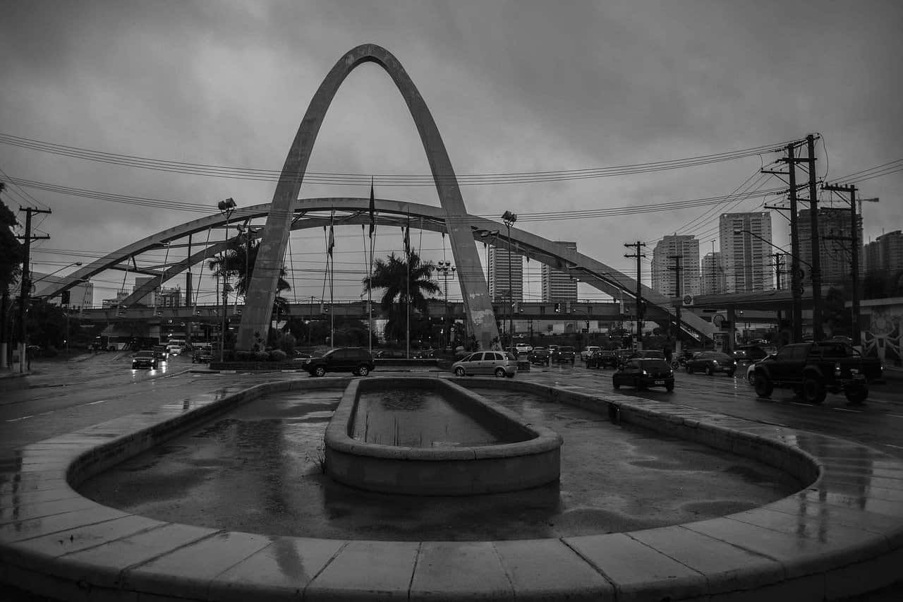 Imagem em preto e branco do Viaduto Reinaldo de Oliveira, um dos cartões postais da cidade. 