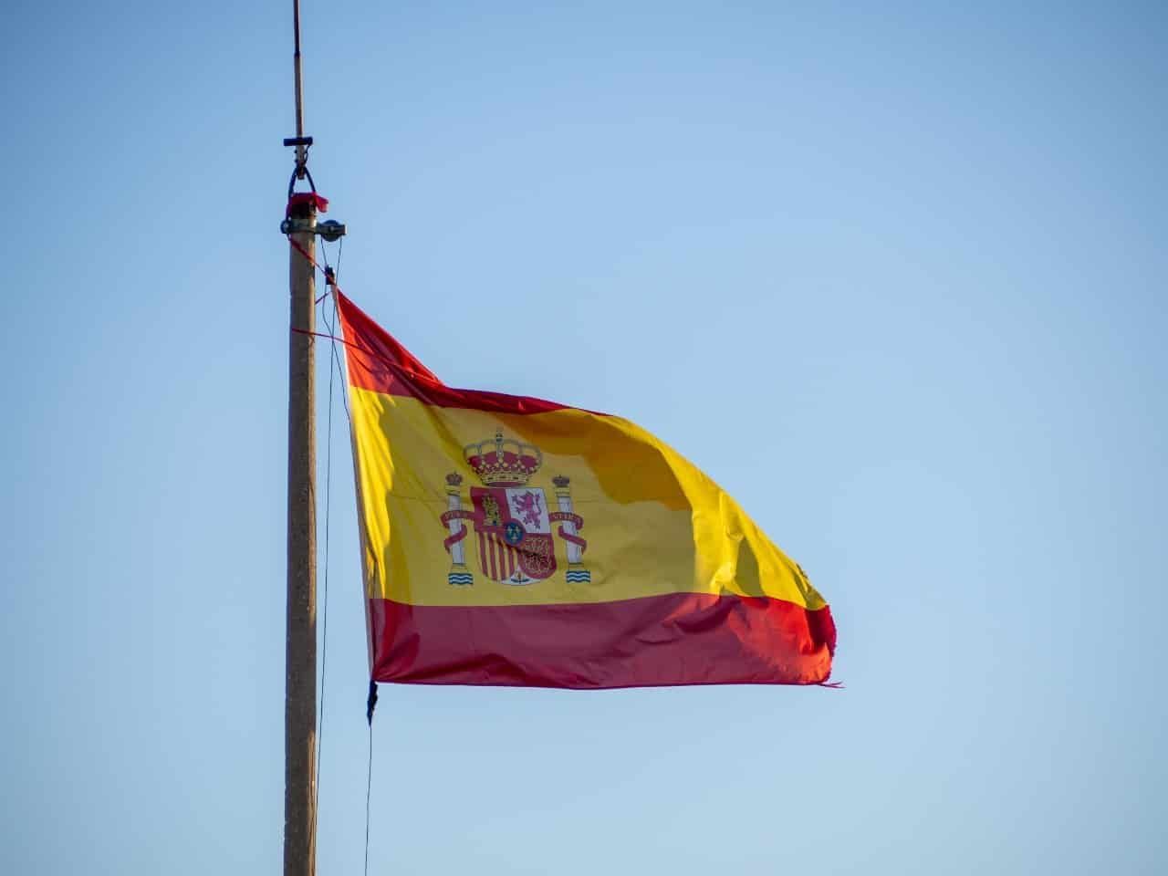 Bandeira da Espanha hasteada no mastro; veja quais países falam espanhol como idioma oficial