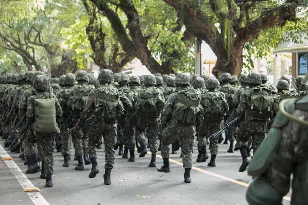 Soldados em forma marchando; Carreira Militar: veja as patentes do exército e quanto ganham