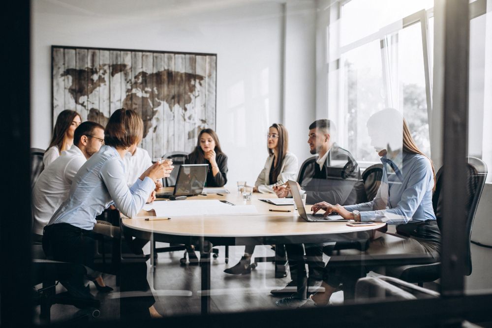 Reunião de colegas de trabalho em um escritório de empresa.