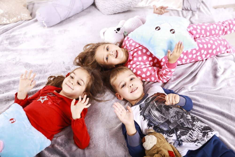 crianças de pijama felizes