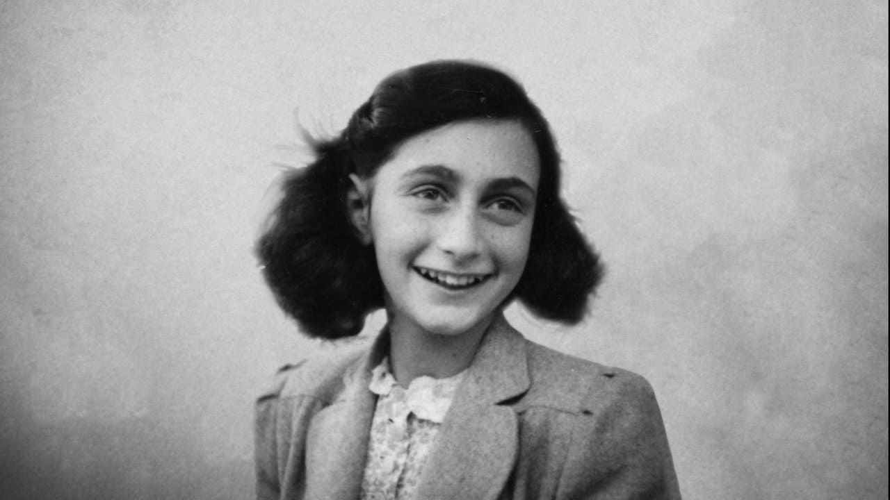 Foto da Anne Frank que retrata como ela era: menina de pele clara e cabelo curto preto sorrindo; Anne Frank: conheça sua história e entenda como ela morreu