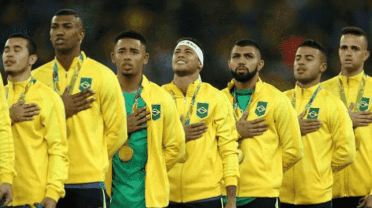 Jogadores com uniforme do Brasil cantando o Hino Nacional; veja o significado das palavras do Hino Nacional
