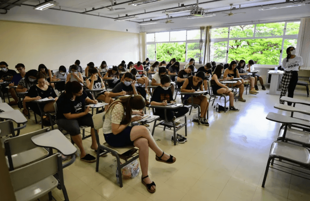 Candidatos sentados fazendo a prova da Unicamp; veja os cursos mais concorridos do vestibular