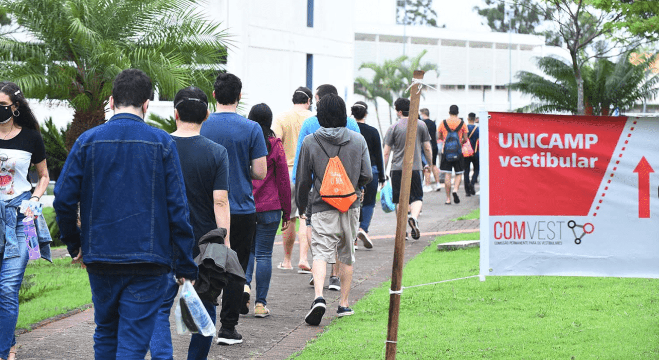 Alunos caminhando em direção à prova da Unicamp; saiba como acessar o local de prova da Unicamp 2024