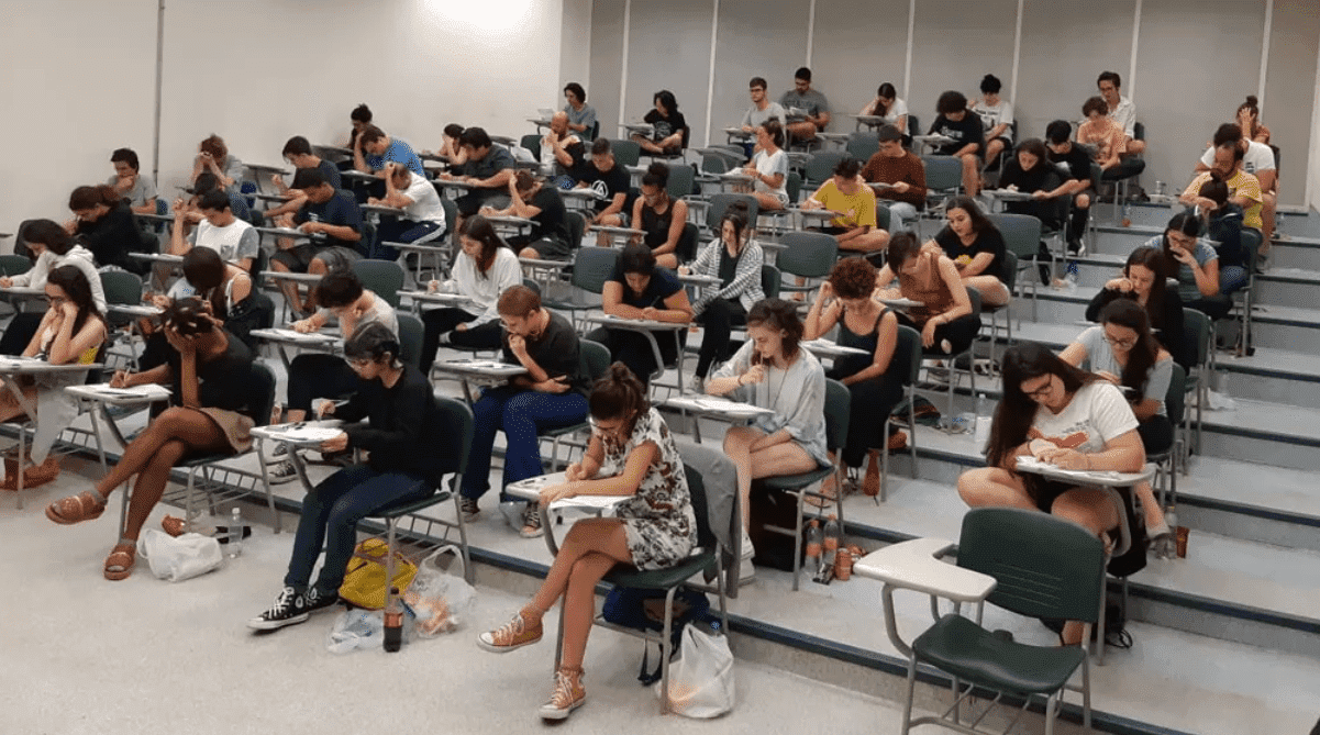 Estudantes fazem a prova da Unicamp; Unicamp 2024: veja possíveis temas de redação para a 2ª fase