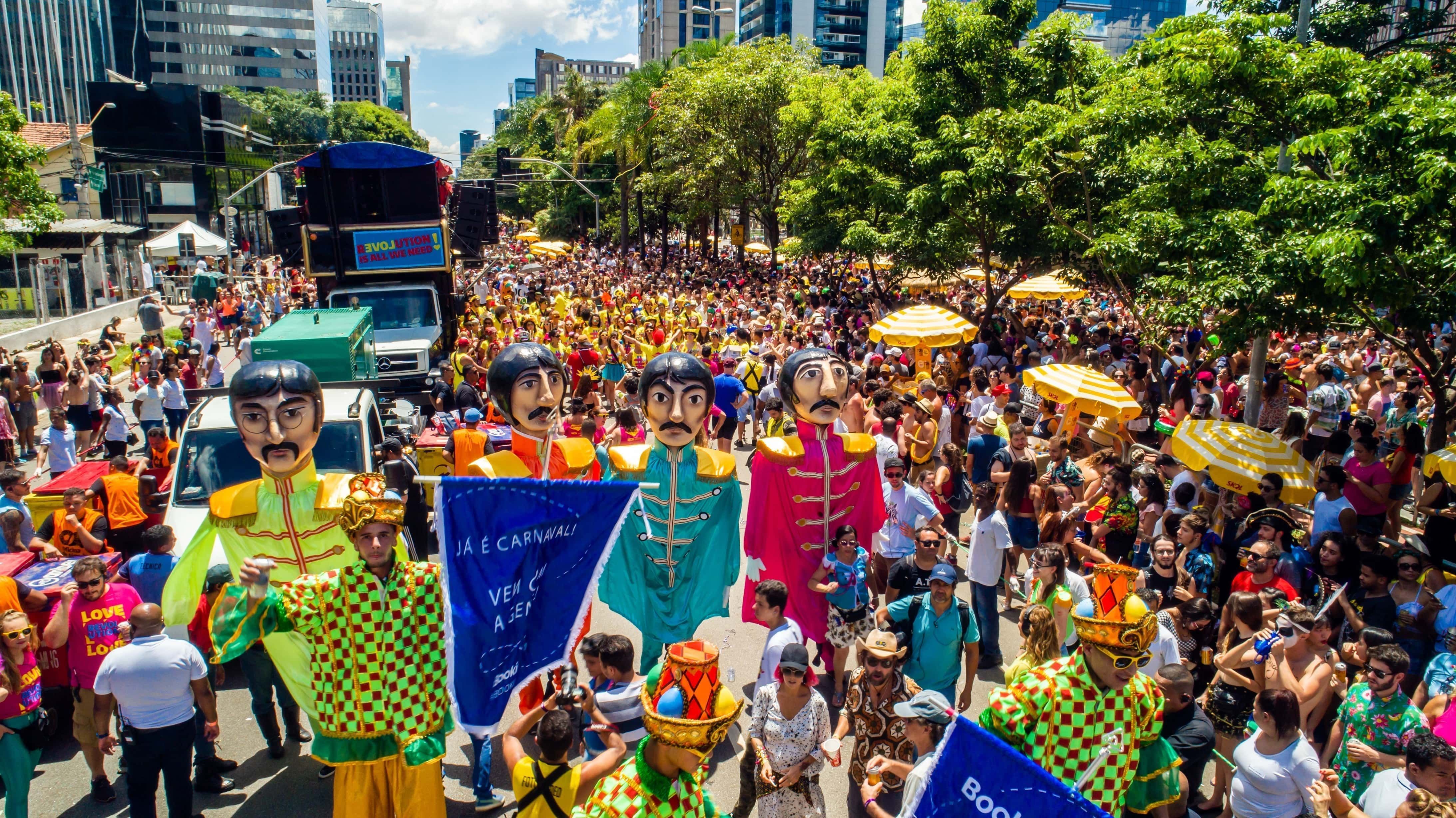 Multidão reunida em bloquinho de rua no Carnaval de São Paulo; Carnaval é feriado? Entenda porque a data muda todo ano