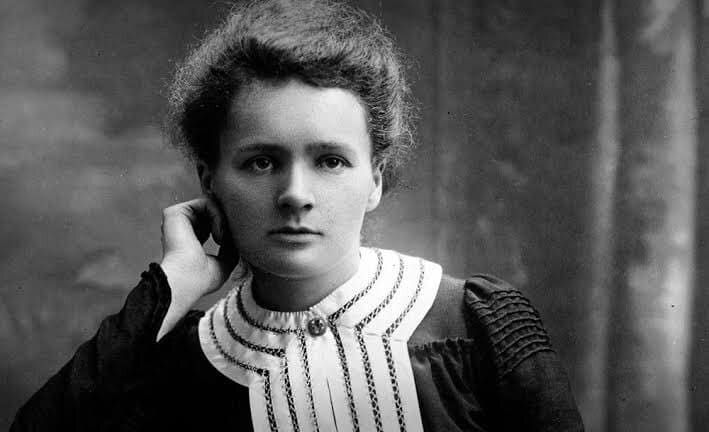 Marie Curie, química e cientista,  primeira mulher a ganhar um Prêmio Nobel e a única mulher a ganhá-lo duas vezes