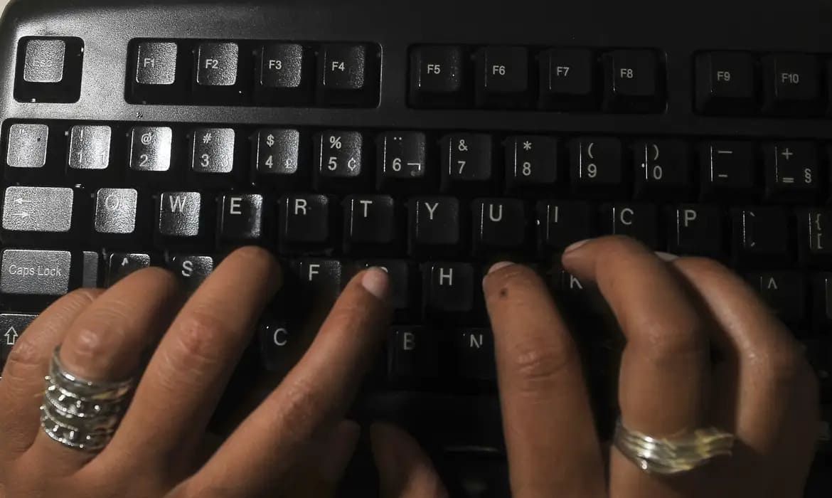 mãos mexendo em teclado