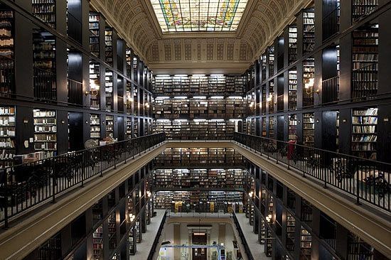 Foto da Biblioteca Nacional do Rio de Janeiro mostrando seu interior