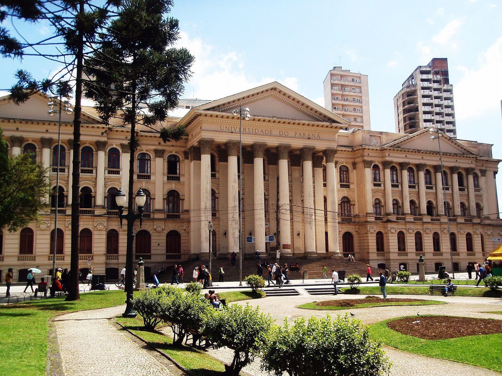 Fachada da Universidade Federal do Paraná, uma das universidades federais que aderiram à greve dos professores e servidores