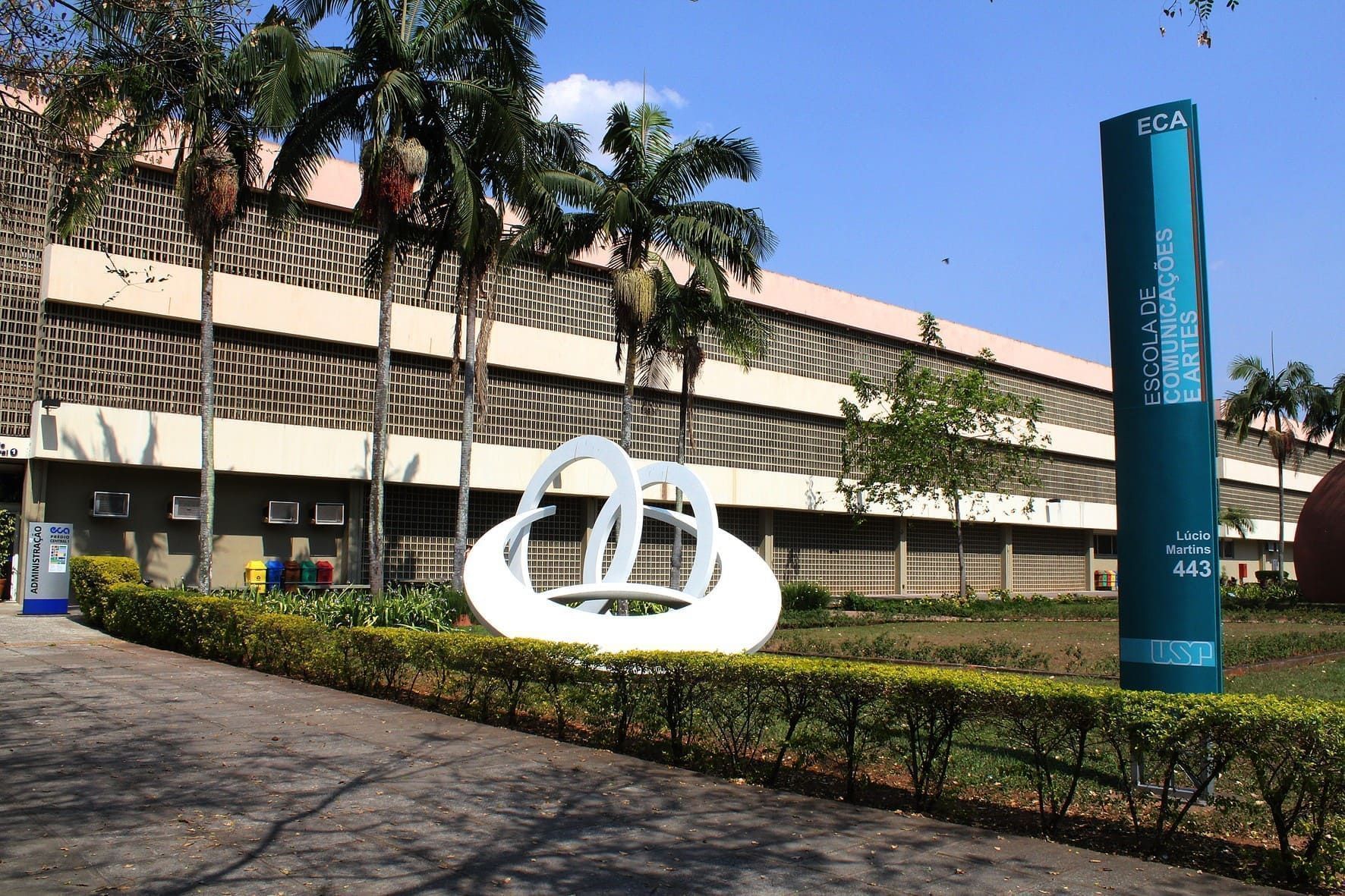 Parte frontal da Escola de Comunicações e Artes da Universidade de São Paulo  (ECA) da USP. 