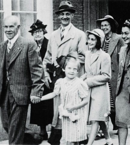 Foto da família de Anne Frank; Otto (pai), Anne ao lado, Edith (mãe) e Margot (irmã) atrás