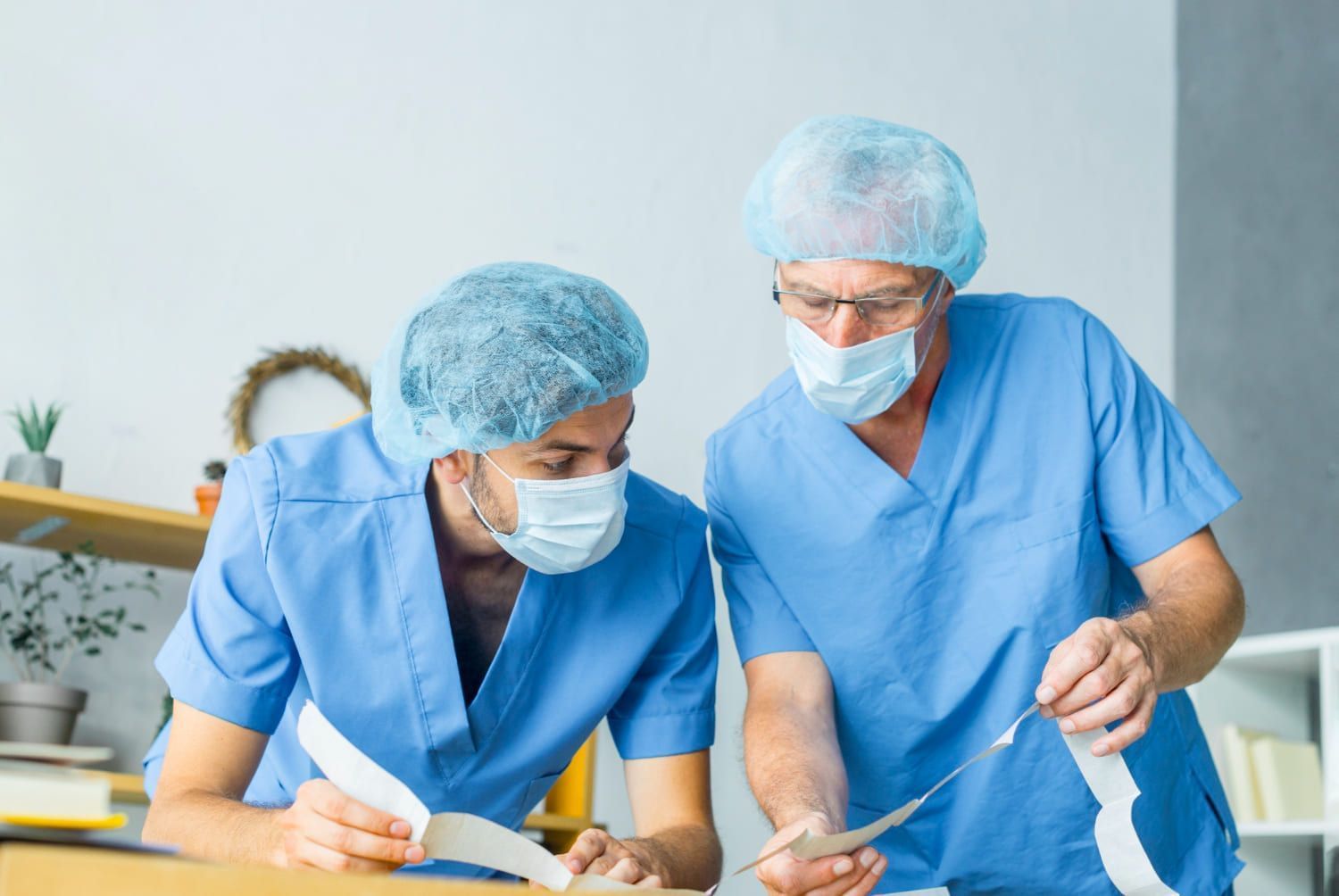 Médico e técnico de Enfermagem conversando no hospital sobre o resultado de um exame