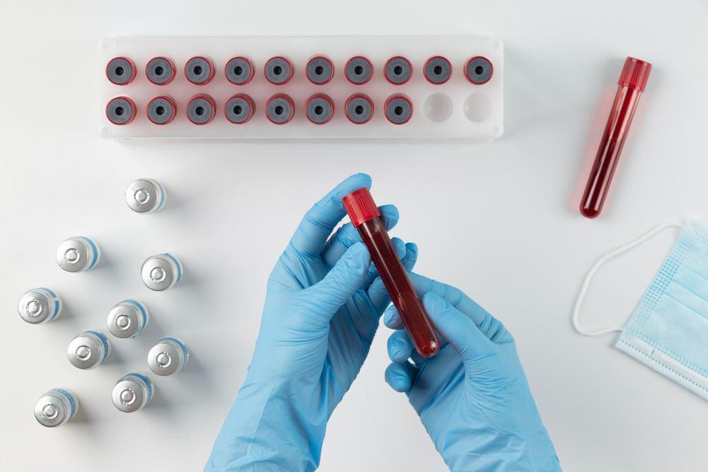 Um profissional de análises clínicas verificando a tipagem sanguínea de uma amostra de sangue.