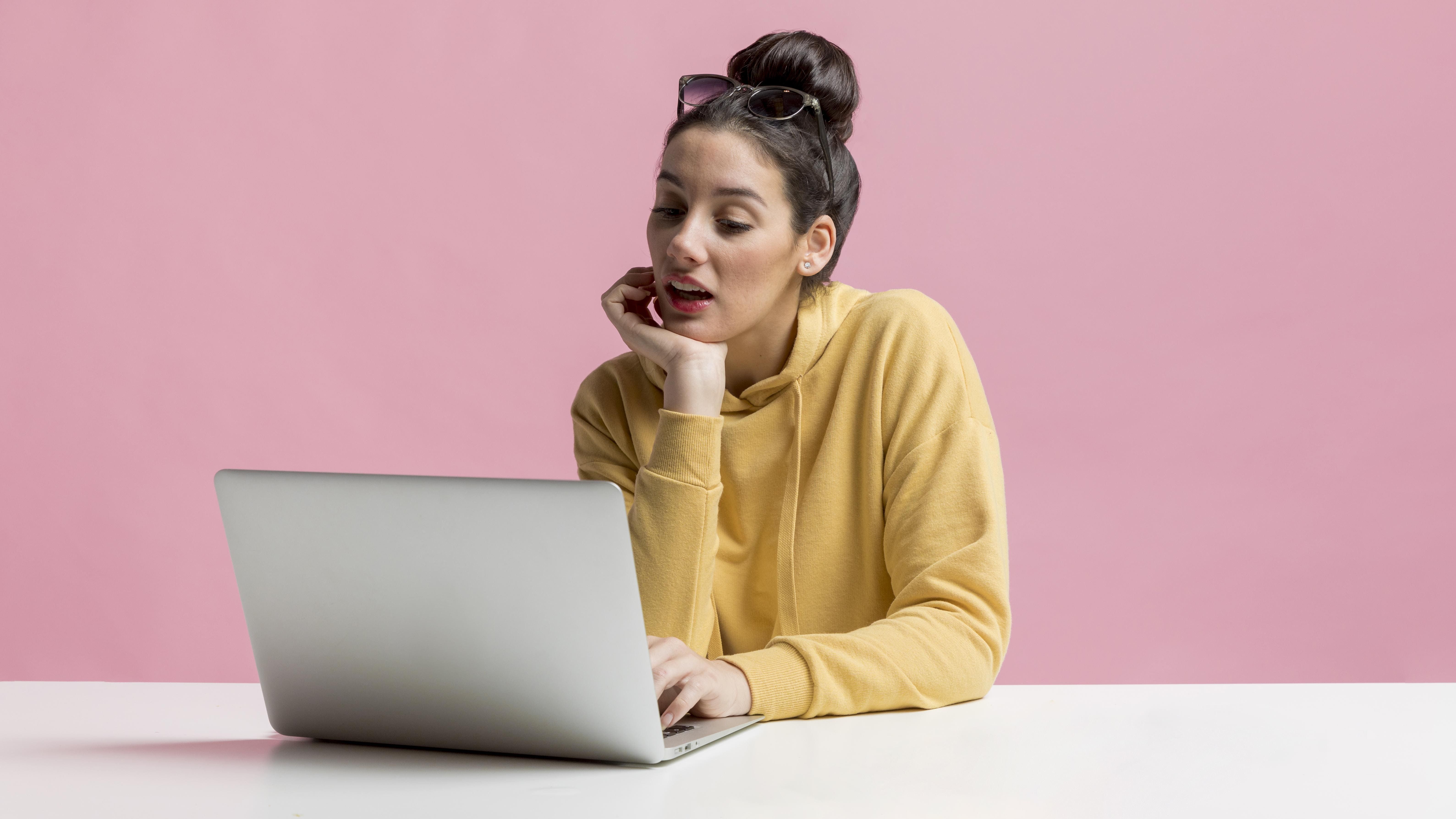 menina mexendo no computador para conferir a inscrição do Enem